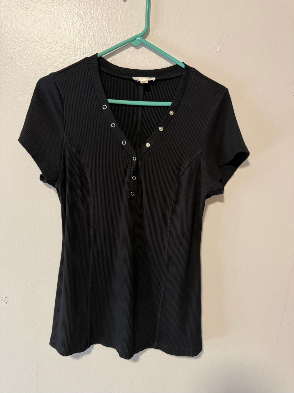 J for Justify Black Ribbed Snap-Front V-Neck Short Sleeve Top